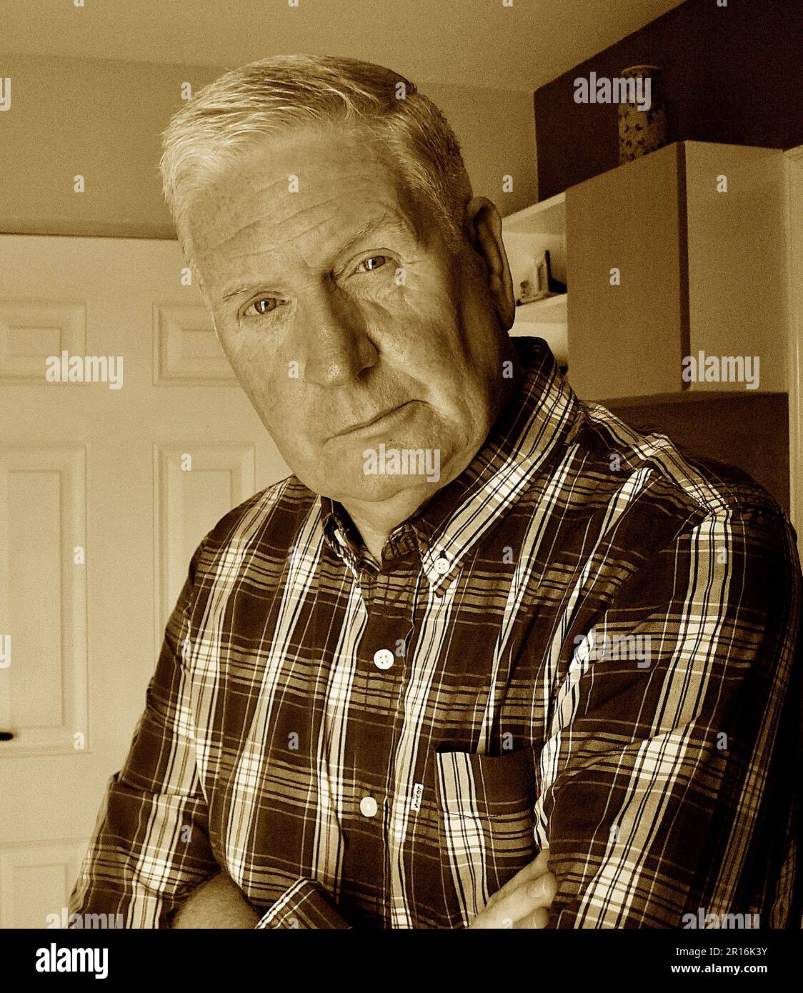 Uomo biondo anziano in varie pose Foto Stock