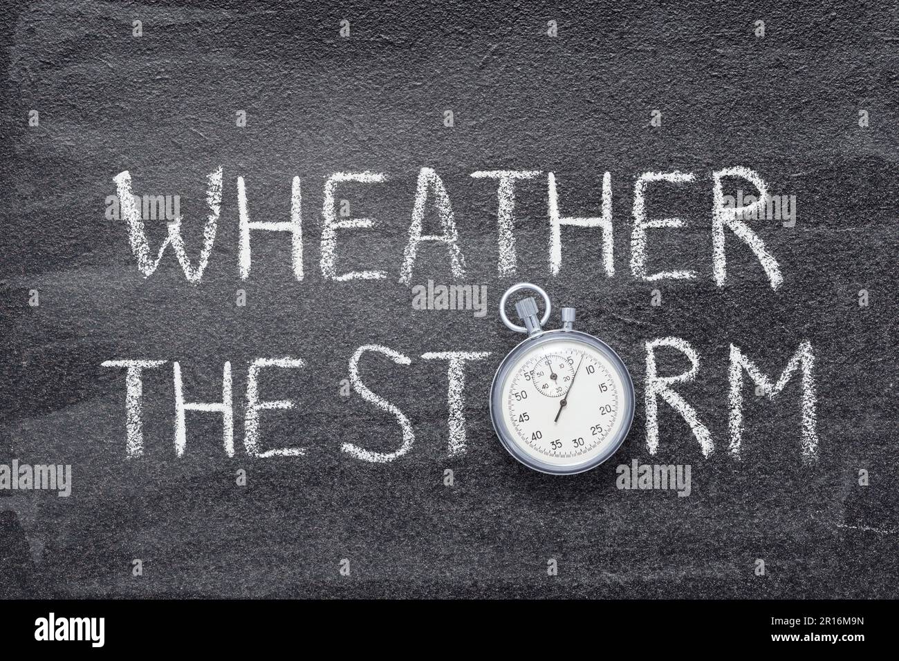 weather la frase tempesta scritta sulla lavagna con cronometro vintage preciso Foto Stock
