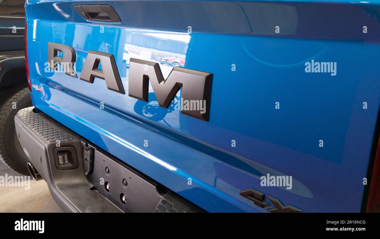 Bordeaux , Aquitaine France - 05 09 2023 : Dodge RAM Truck Sign brand us car logo testo su auto posteriore blu Foto Stock