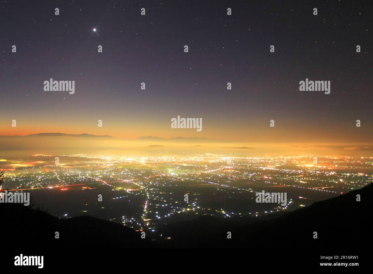 Vista notturna della città di Matsumoto, dello Yatsugatake e delle catene montuose come il Monte Fuji e cielo stellato Foto Stock