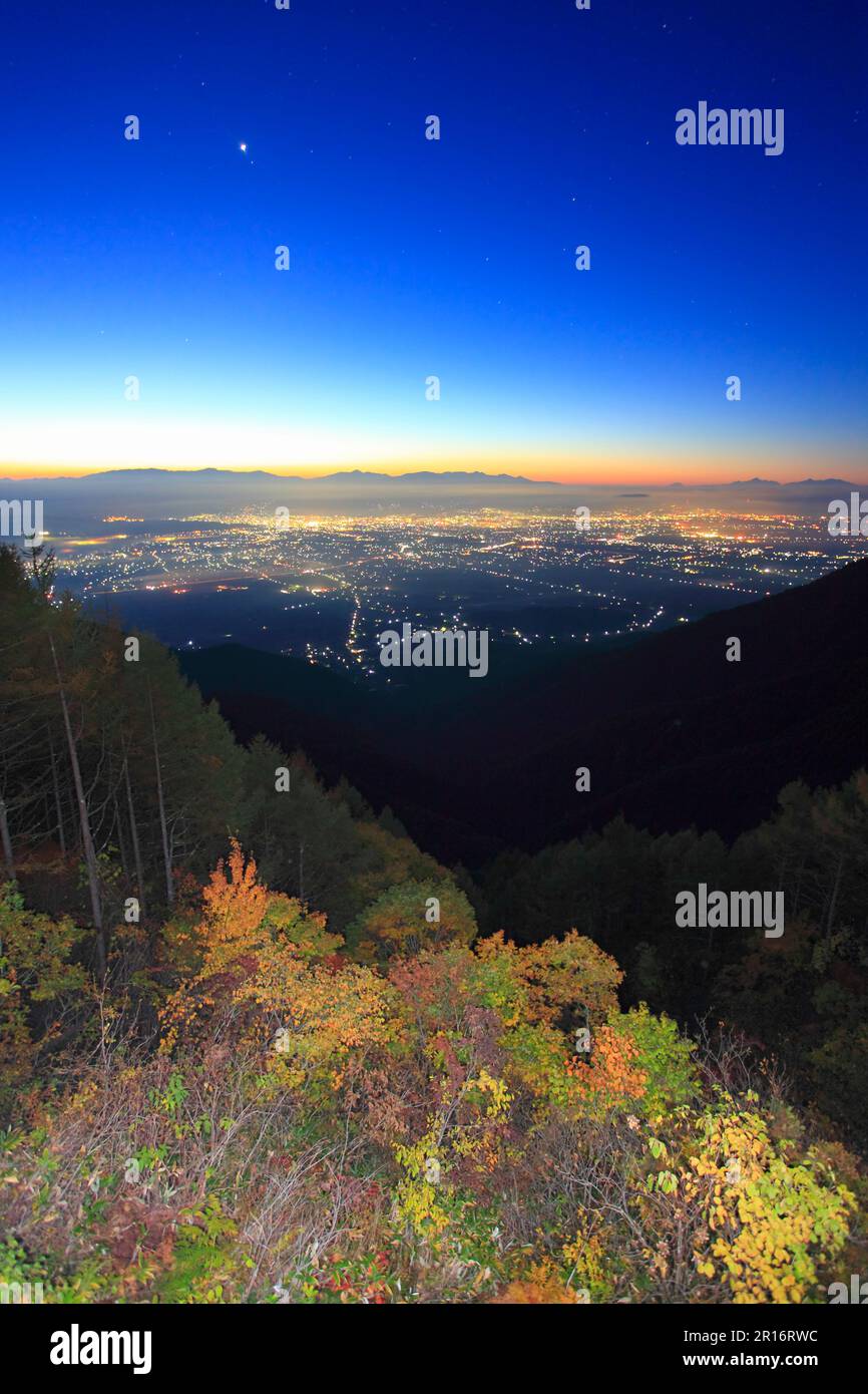 Vista notturna della città di Matsumoto, dello Yatsugatake e delle catene montuose come il Monte Fuji e la foresta in autunno all'alba Foto Stock