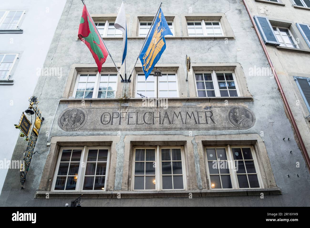 Ristorante Oepfelchammer, piatti svizzeri serviti in uno spazio simile a una taverna, Città Vecchia, Zurigo, Svizzera Foto Stock