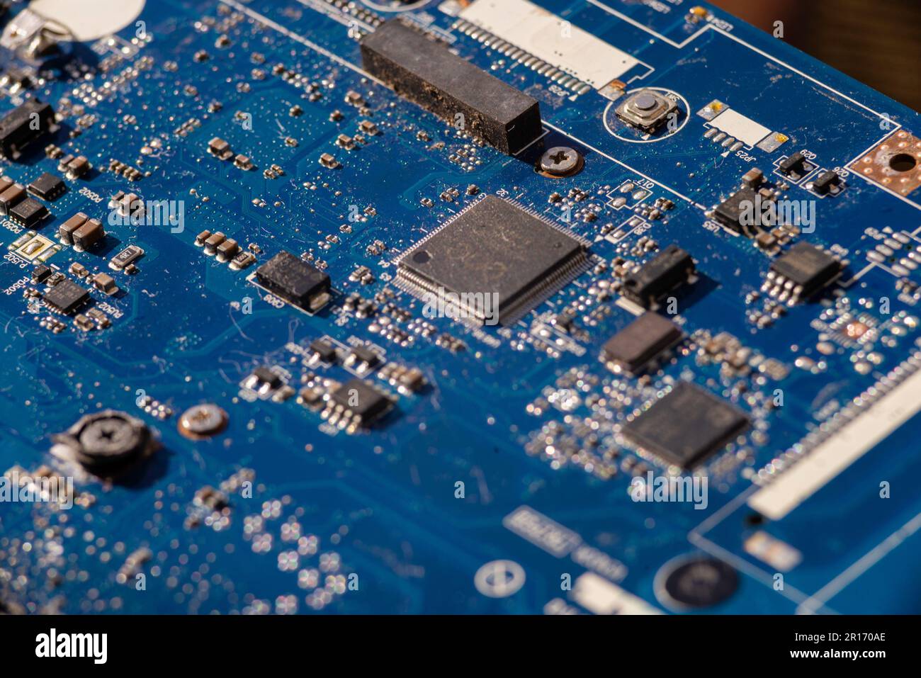 Blue microcircuits elettronica sicurezza informatica, TECNOLOGIA IT reti neurali Macro primo piano struttura scheda di circuito Foto Stock