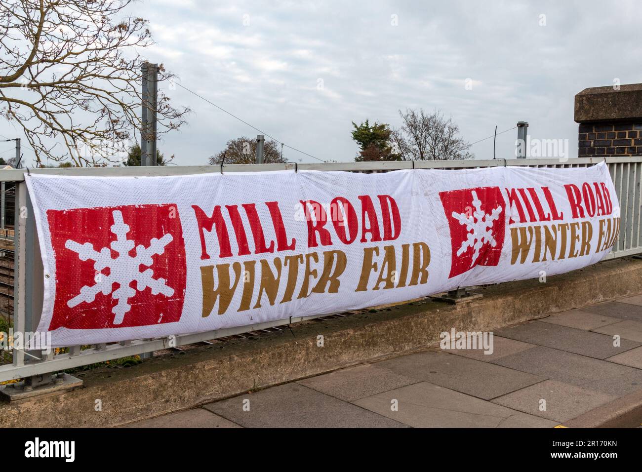 Un banner sul Mill Road Bridge che fa pubblicità alla Mill Road Winter Fair, Cambridge, Regno Unito Foto Stock