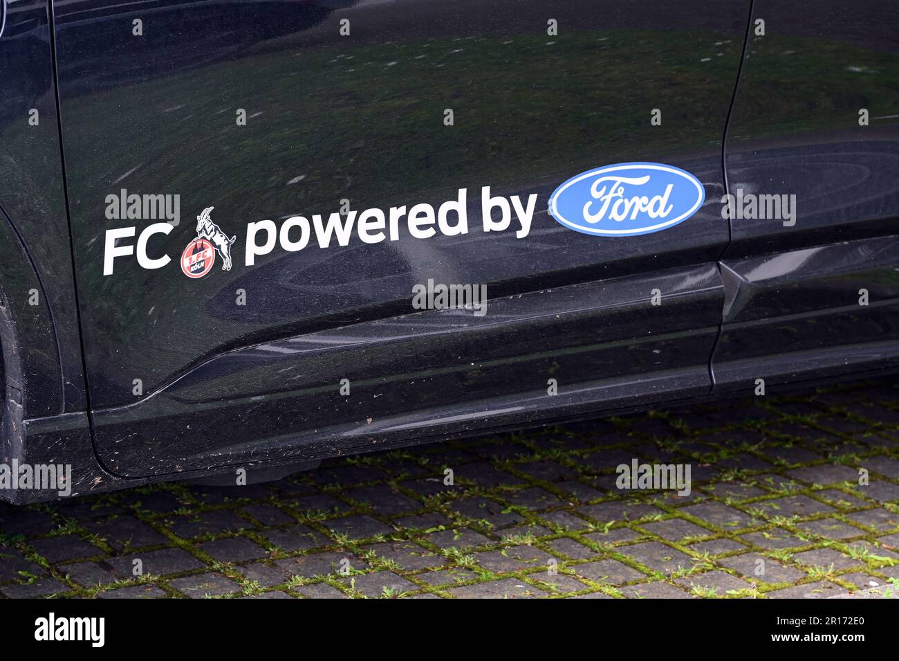 Colonia, Germania. 11th maggio, 2023. La scritta ''FC powered by Ford' e il logo Ford blu su un'auto. Ford è lo sponsor esclusivo del veicolo di 1.FC Köln. Giocatori, allenatori e presidio possono scegliere dall'intera flotta di veicoli. Credit: Horst Galuschka/dpa/Alamy Live News Foto Stock