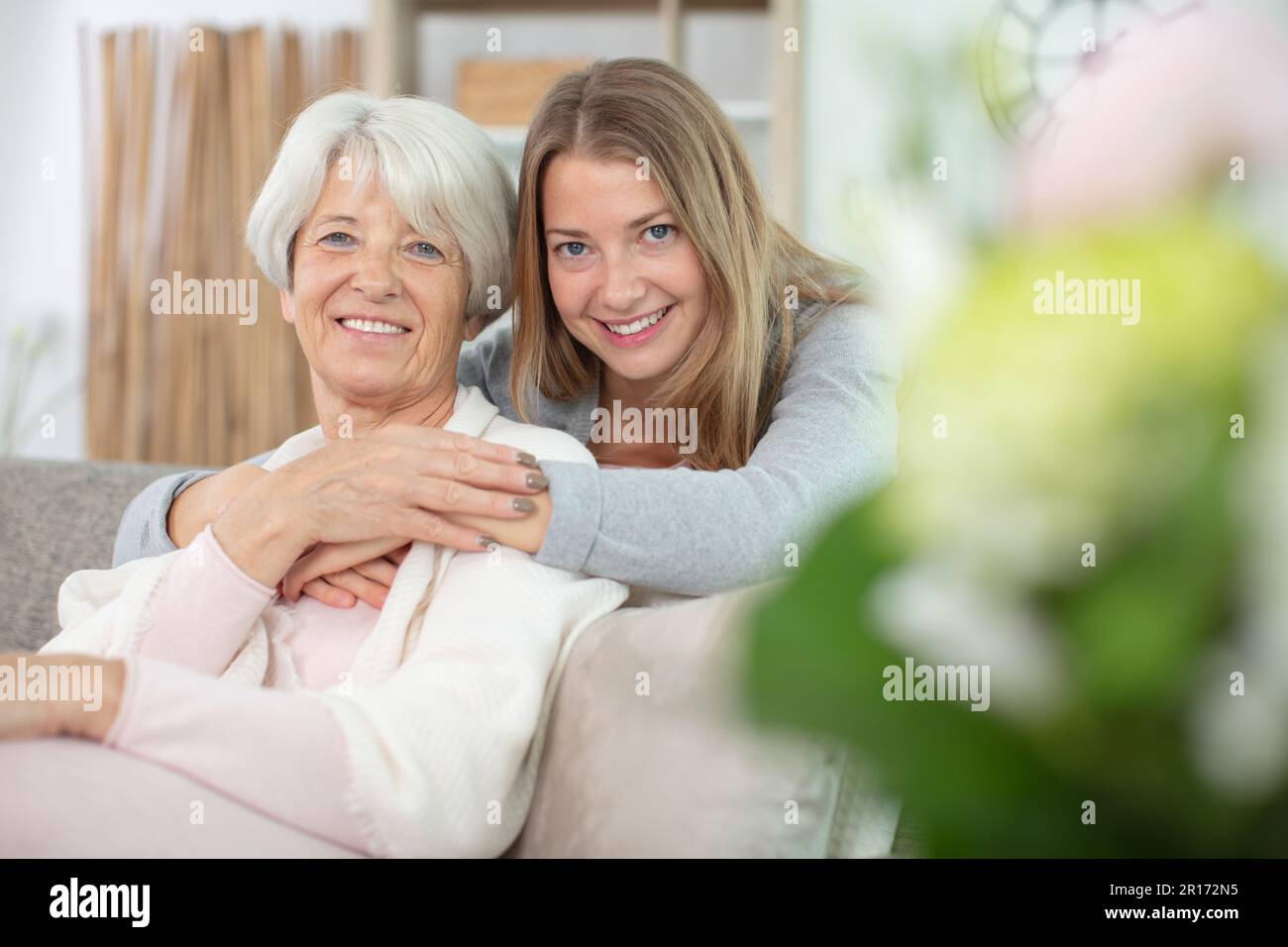 bella mamma anziana e sua figlia adulta sono abbraccianti Foto Stock