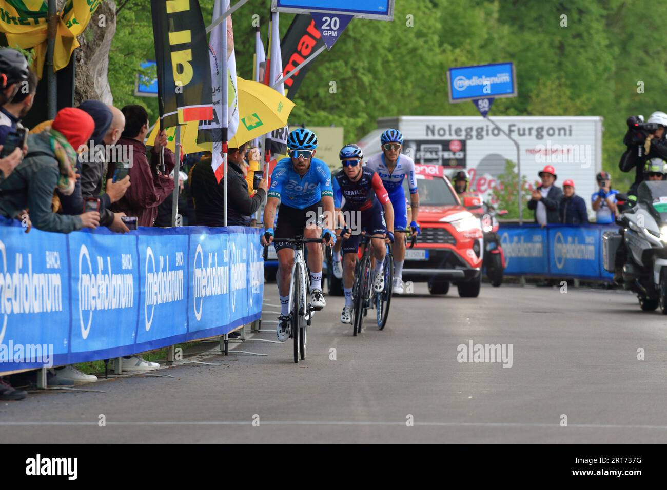 11 maggio 2023, Tramonti, Salerno, Italia: Tramonti, Salerno, Italia - 11 maggio 2023 : ciclisti visti durante la sesta tappa del tour italiano in bicicletta da Napoli con ritorno a Napoli. Gran Premio della montagna al passo di Chiunzi che porta dall'agro Nocerino Sarnese alla costiera amalfitana. 162 km di tappa vinta da Pedersen Mads del Trek - Segafredo team.nella foto il transito al Gran Premio del Passo di Chiunzi . Primo : Francesco GAVAZZI EOLO-KOMETA TEAM.secondo : Simon Clarke Israele - Premier Tech.terzo : Alessandro DE MARCHI TEAM JAYCO ALULA (Credit Image: © Pasquale S Foto Stock