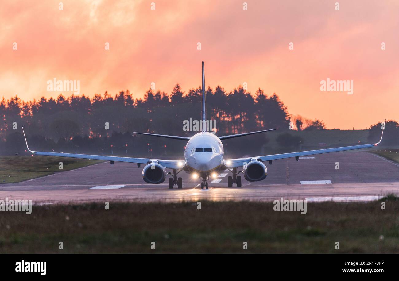 Aeroporto di Cork, Cork, Irlanda. 12th maggio, 2023. Un Ryanair Boeing 737 attende di accedere alla pista prima del decollo per Londra Stansted dall'aeroporto di Cork, Cork, Irlanda. - Immagine; David Creedon Foto Stock