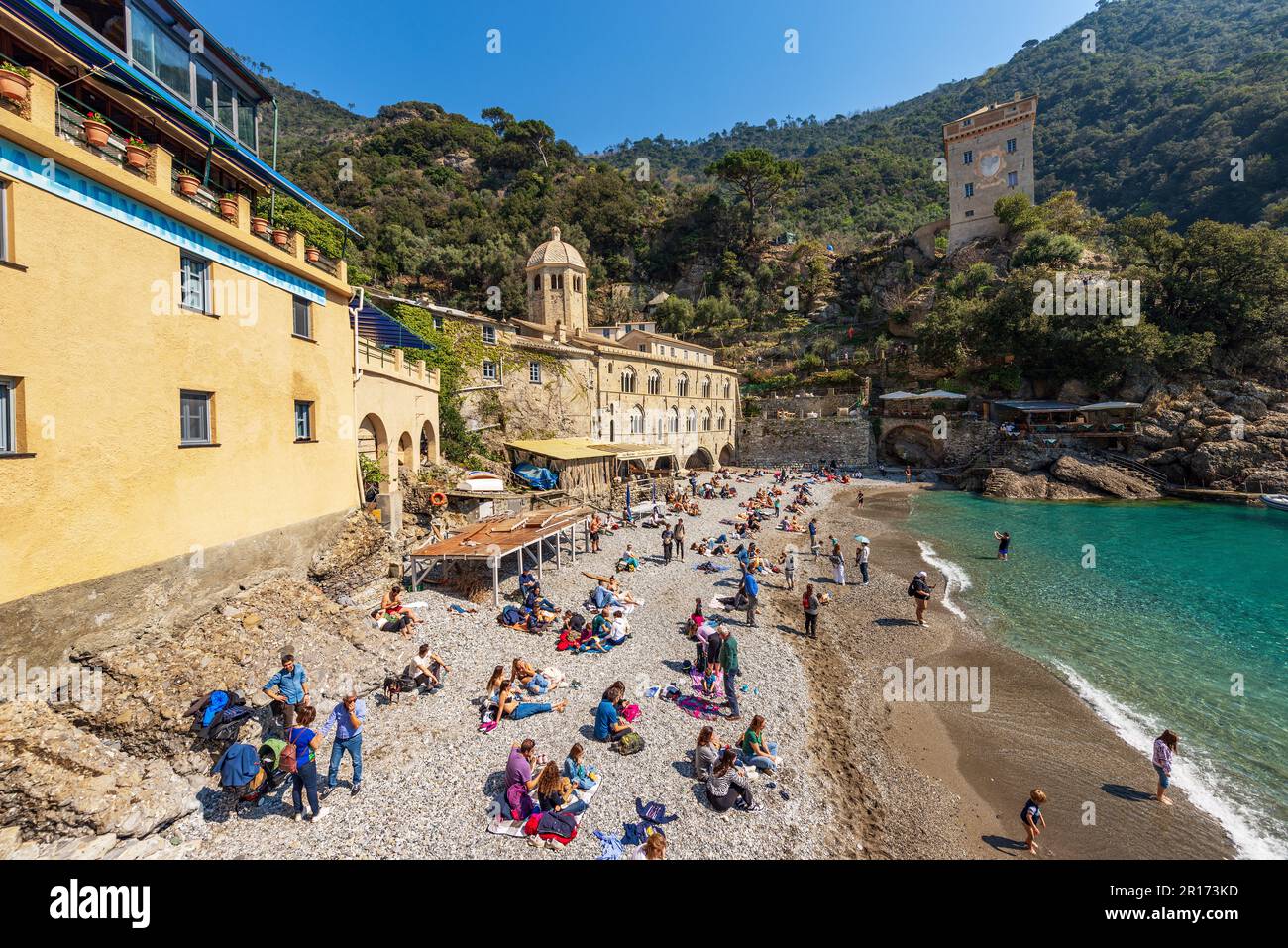 Antica Abbazia di San Fruttuoso, X-XI secolo e antica torre Andrea Doria, spiaggia affollata di turisti vicino a Portofino e Camogli, Genova, Liguria. Foto Stock