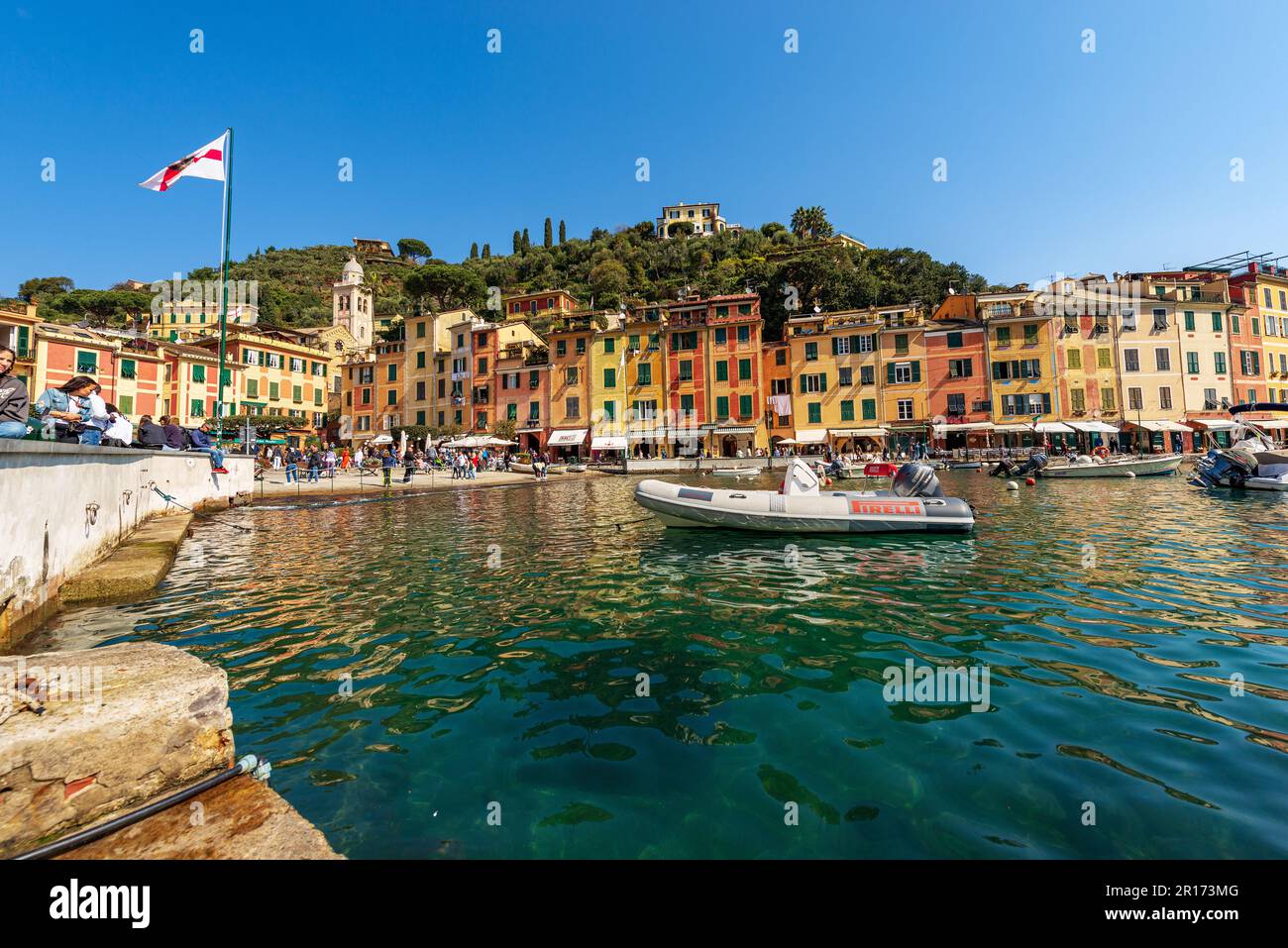 Famoso borgo di Portofino, località turistica di lusso in provincia di Genova, Liguria, Italia, Europa. Porto e case colorate, Mar Mediterraneo. Foto Stock