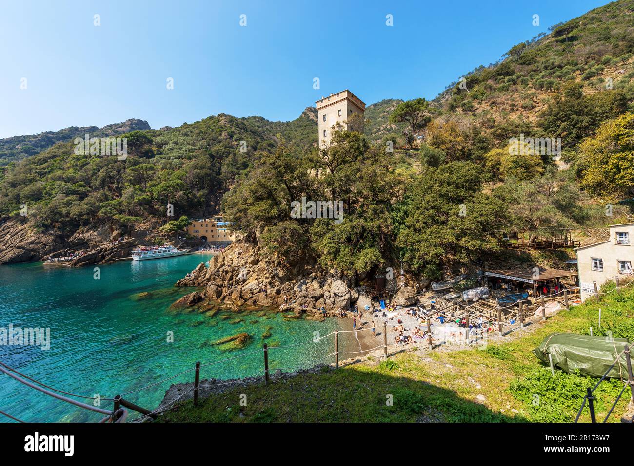 Spiaggia affollata di turisti nella piccola baia di San Fruttuoso e l'antica torre Andrea Doria. Portofino e Camogli, Genova, Liguria, Italia, Europa Foto Stock