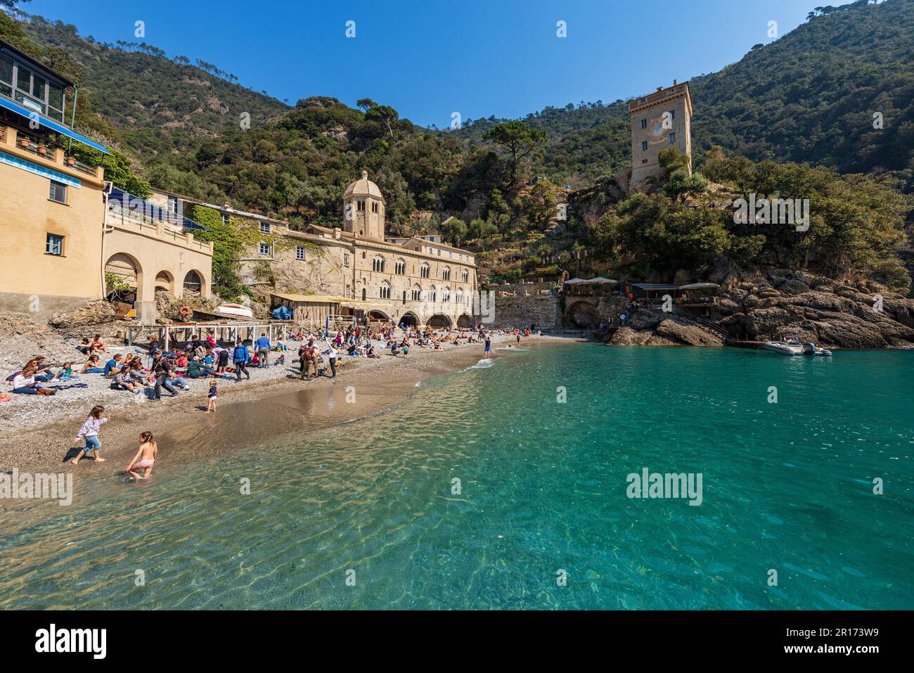Antica Abbazia di San Fruttuoso, X-XI secolo. Spiaggia affollata di turisti vicino a Portofino e Camogli, provincia di Genova (Genova), Liguria, Italia, Europa. Foto Stock