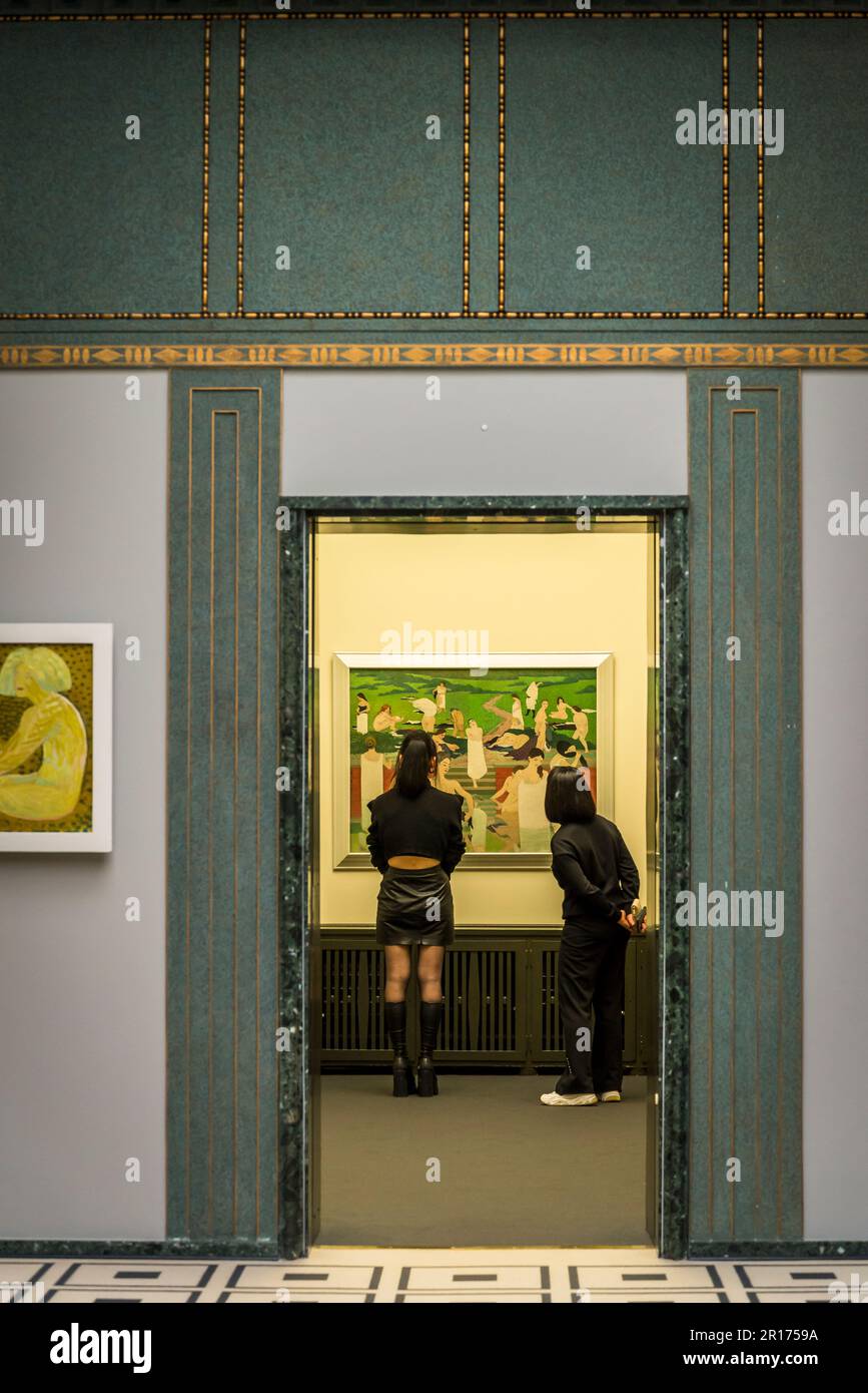 Persone che guardano un dipinto, Kunsthaus, Museo d'Arte, Old Building, Zurigo, Svizzera Foto Stock