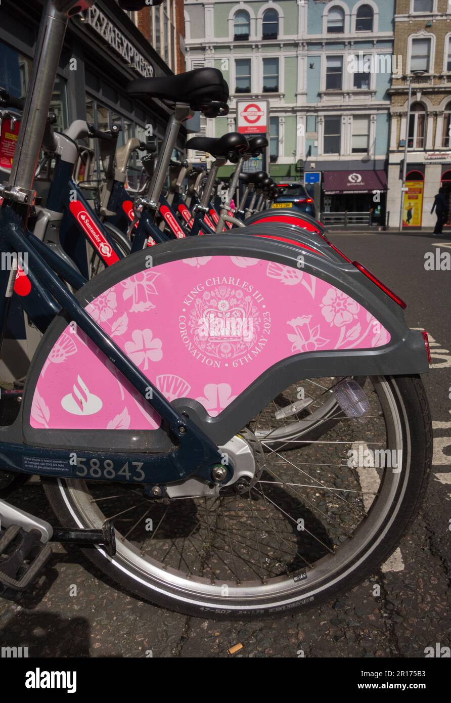 Re Charles 111 Royal Coronation marcature su una bicicletta a noleggio Santander a Londra, Inghilterra, Regno Unito Foto Stock