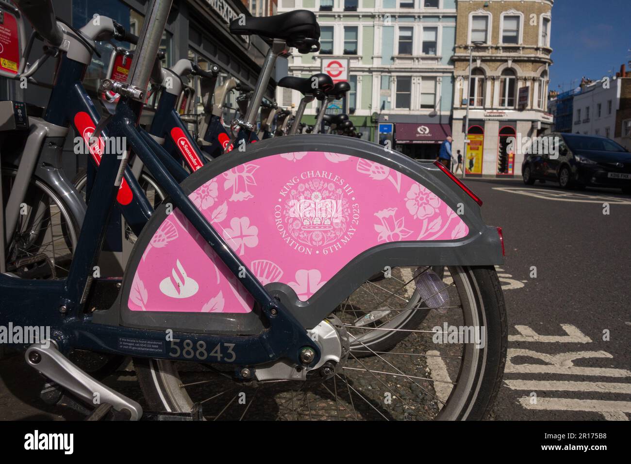 Re Charles 111 Royal Coronation marcature su una bicicletta a noleggio Santander a Londra, Inghilterra, Regno Unito Foto Stock