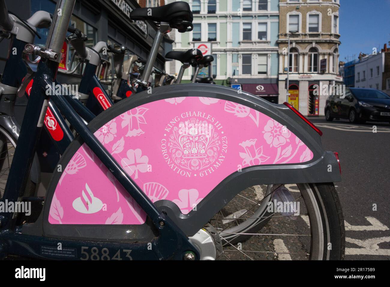 Re Charles 111 Royal Coronation marcature su una bicicletta a noleggio Santander a Londra, Inghilterra, Regno Unito Foto Stock
