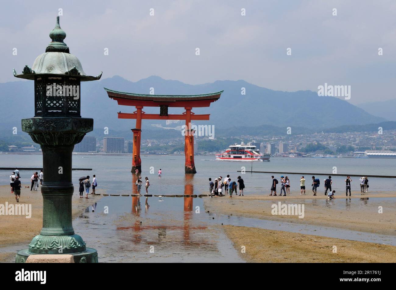 Patrimonio dell'umanità i tre punti più panoramici in Giappone Miyajima Torii in estate Foto Stock