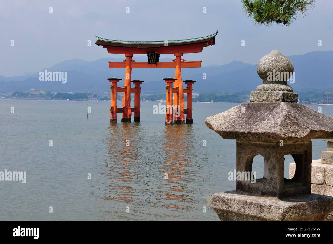 Patrimonio dell'umanità i tre punti più panoramici in Giappone Miyajima Torii in estate Foto Stock