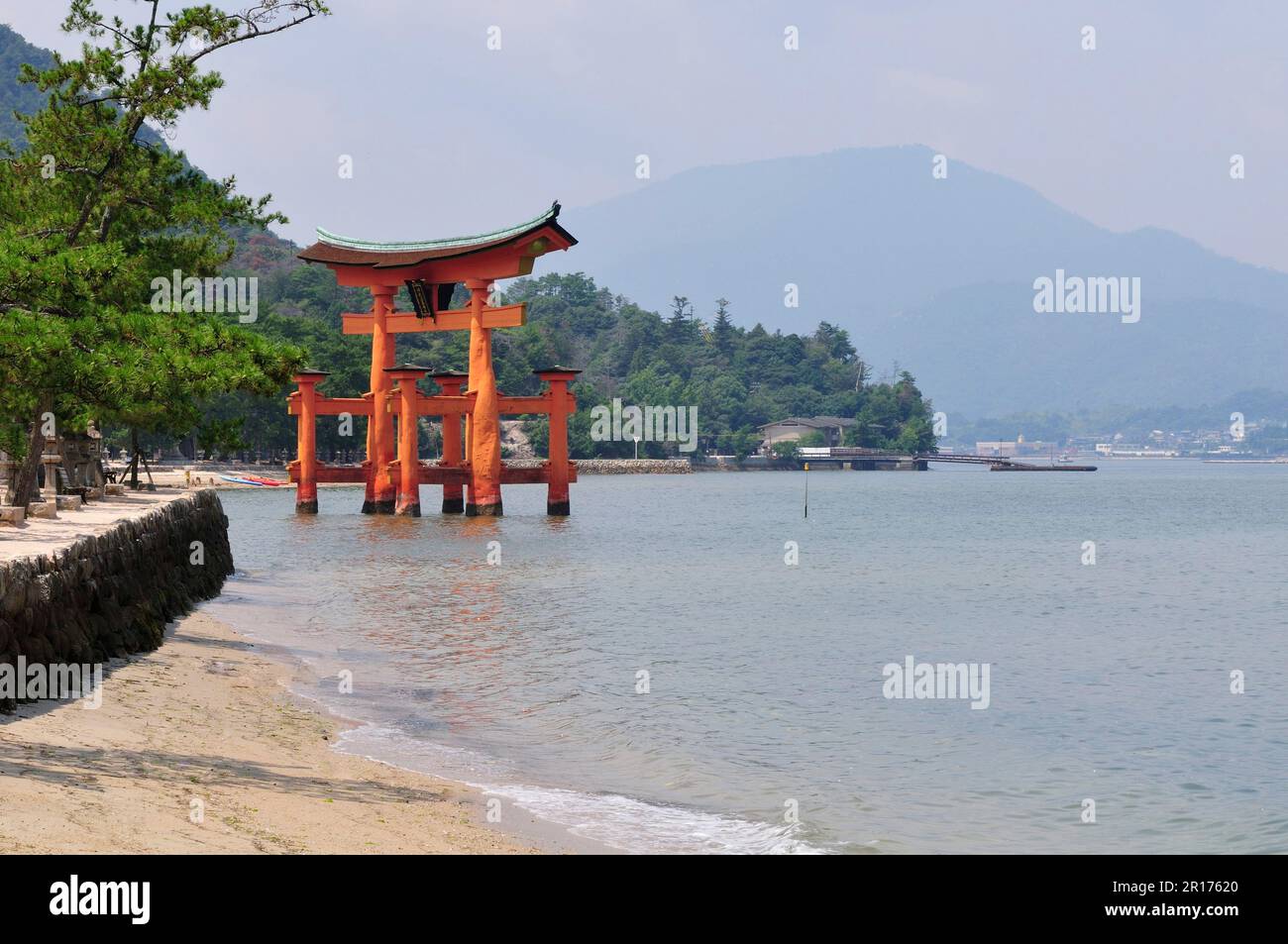 Patrimonio dell'umanità i tre luoghi più panoramici del Giappone guardando Miyajima Torii in estate Foto Stock