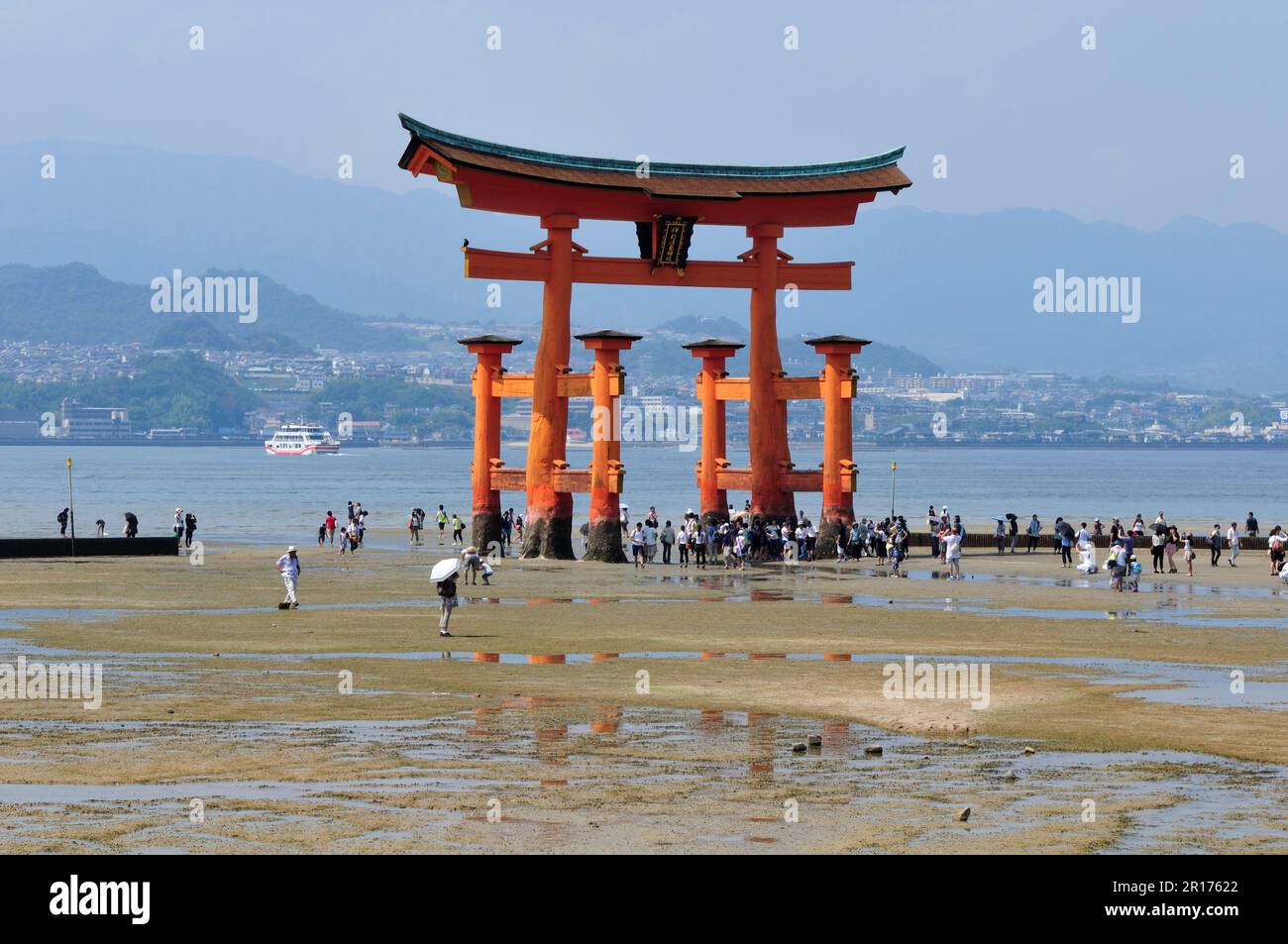 Patrimonio dell'umanità i tre punti più panoramici in Giappone Miyajima Torii in estate Foto Stock