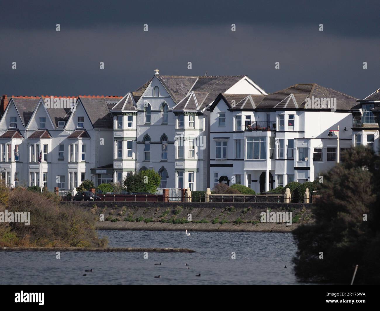 Grandi case lungo la Promenade, accanto al Marine Lake, Southport, Merseyside, Inghilterra, Regno Unito Foto Stock