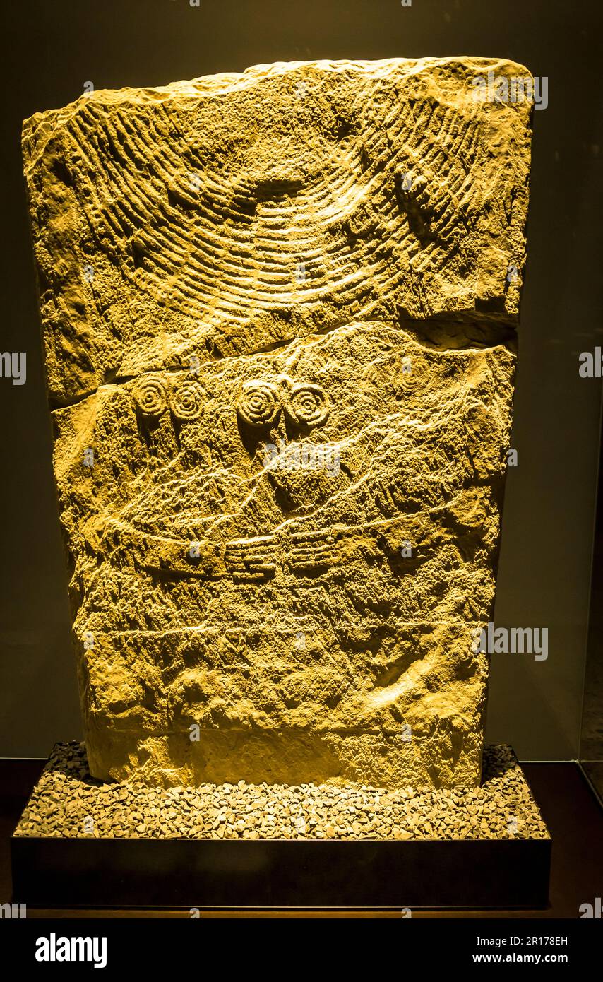 Stela o lastra di pietra che mostra una persona risalente al Neolitico intorno al 3000 a.C., Museo Nazionale Svizzero, Zurigo, Svizzera Foto Stock