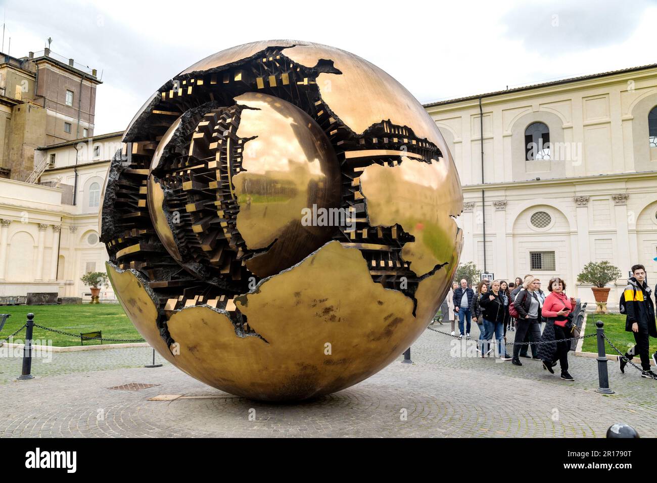 ROMA, VATICANO - MARTH 9, 2023: Si tratta di una moderna scultura girevole sfera dentro una sfera (autore A. Pomodoro) esposta ai visitatori del cortile Foto Stock