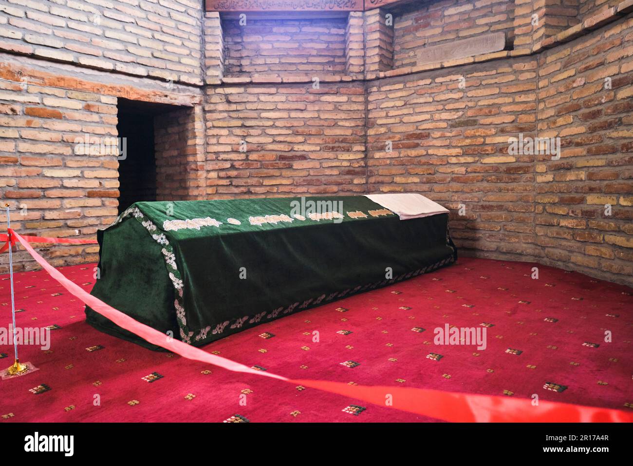 Tomba avvolta in tessuto verde, all'interno del mausoleo del Santuario di Abu Bakr Kaffal Shashi. Presso il complesso Hazrati Imam a Tashkent, Uzbekistan. Foto Stock