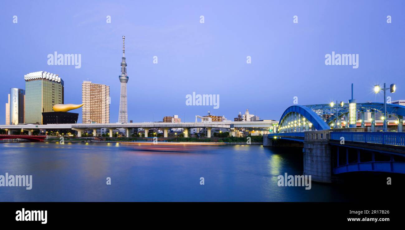 Tokyo Sky Tree, ponte Komagata, fiume Sumida e sentiero leggero di una nave Foto Stock