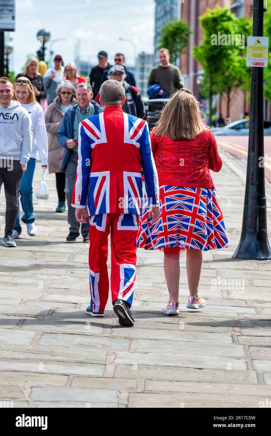 Liverpool, Regno Unito. 11th maggio, 2023. Persone vestite con Union Flags on Seen in direzione della M&S Arena di Liverpool, che ospita Eurovision 2023 il Concorso di canzoni Eurovisione, vinto lo scorso anno dall'Ucraina, che non è in grado di ospitare quest'anno consorte a causa della guerra in corso con la Russia. (Foto di Dave Rushen/SOPA Images/Sipa USA) Credit: Sipa USA/Alamy Live News Foto Stock
