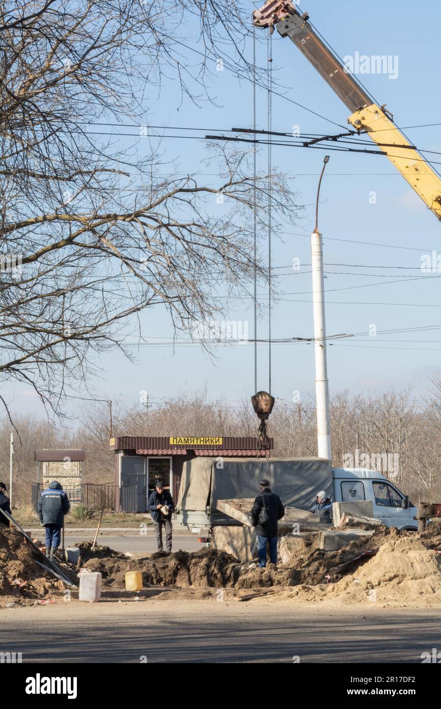 Tiraspol, Moldavia - 13, febbraio 2023: Riparazione di fogne sotterranee, rete idrica, fognature sanitarie, sistemi di drenaggio in repubblica non riconosciuta Transnistrr Foto Stock