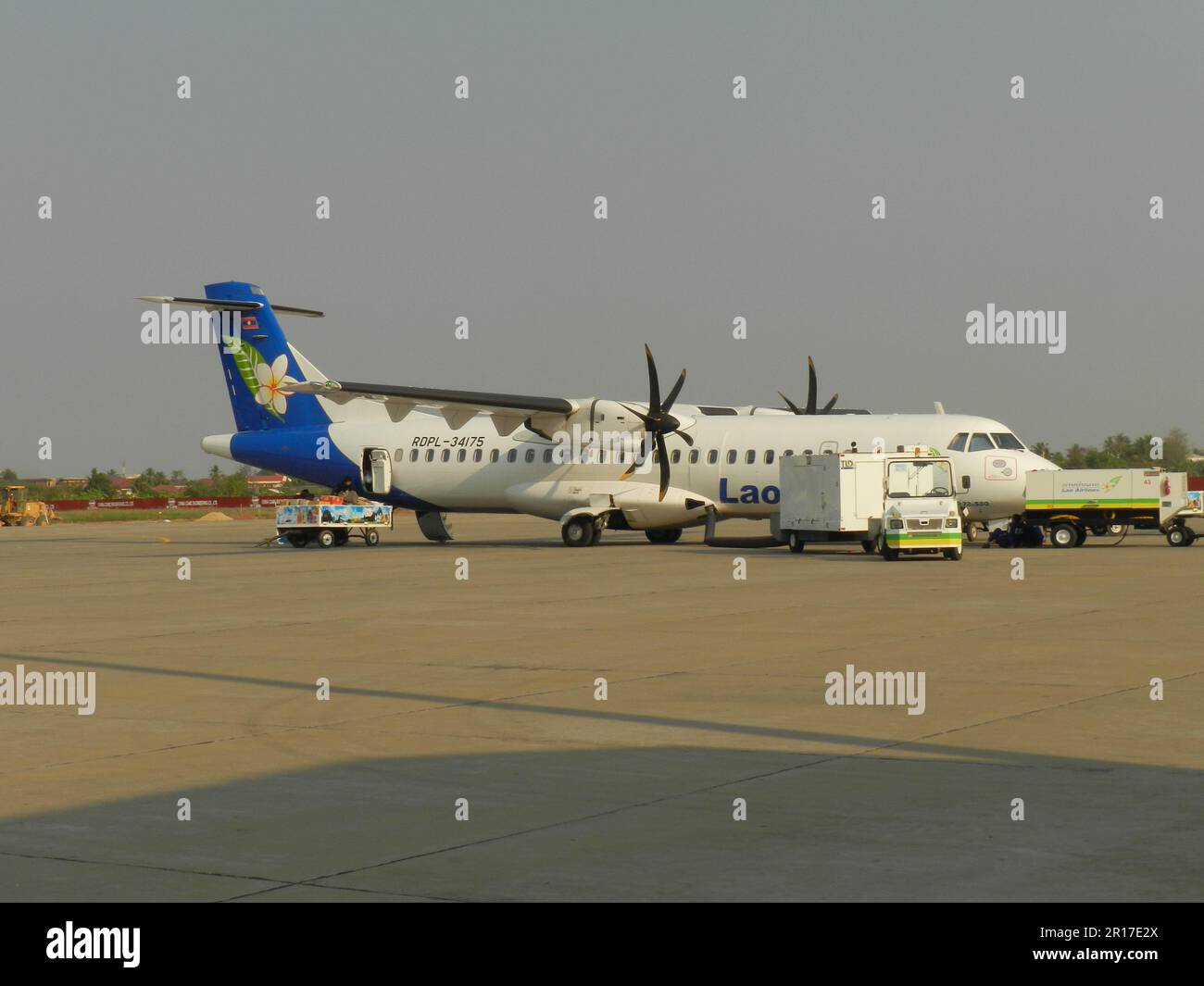 Laos, aeroporto di Vientiane: RDPL-34175. ATR-72-212A di Lao Airlines su 12.02.2012. Foto Stock