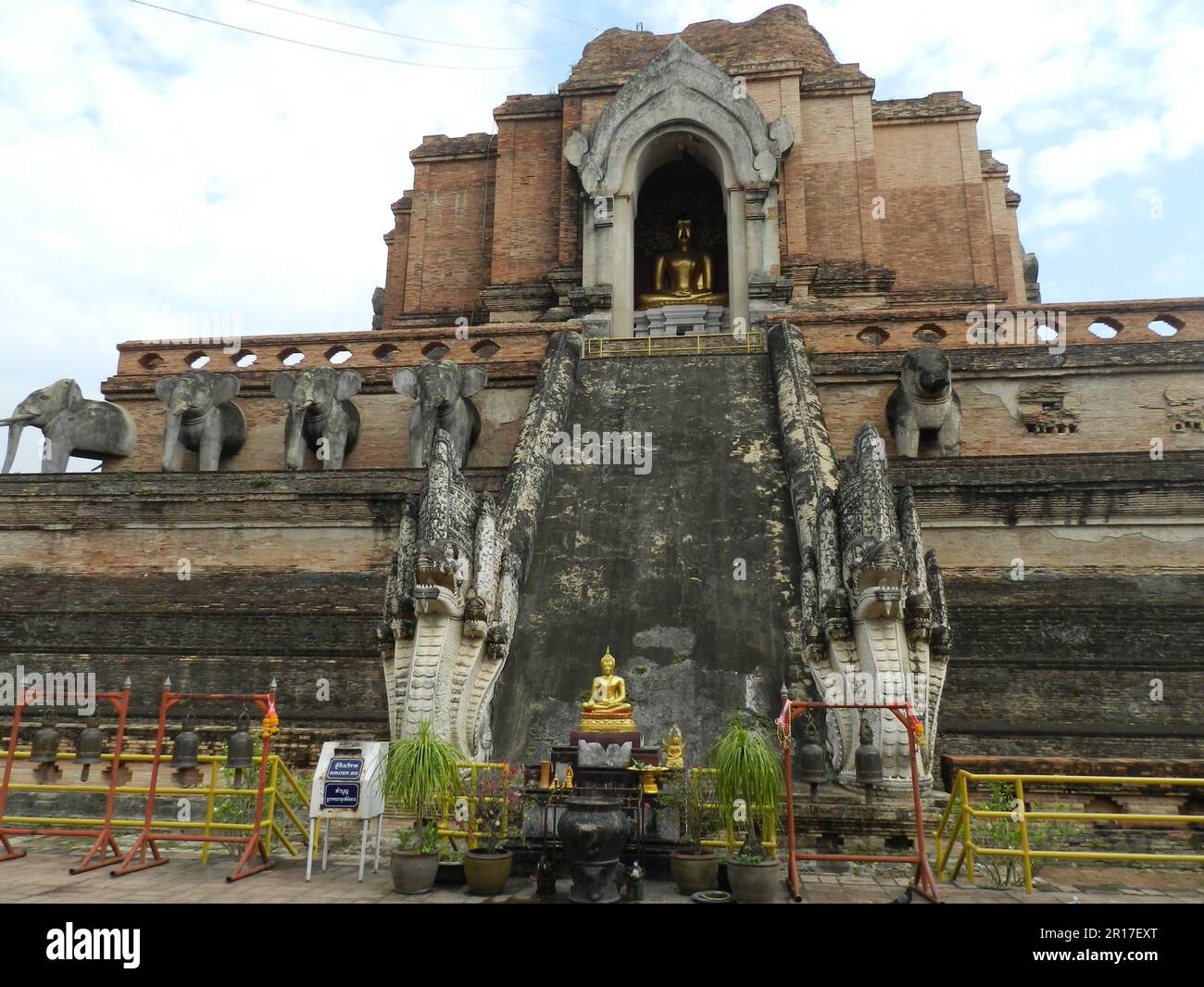 Thailandia, Chiang mai: Parzialmente restaurato complesso tempio Wat Chedi Luang, risalente al from1441. Il famoso Buddha di Smeraldo era ospitato nella nicchia orientale Foto Stock