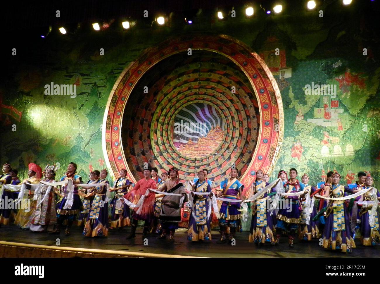 Repubblica popolare Cinese, Tibet, Lhasa: Una presentazione colorata del folklore e delle tradizioni tibetane. Foto Stock