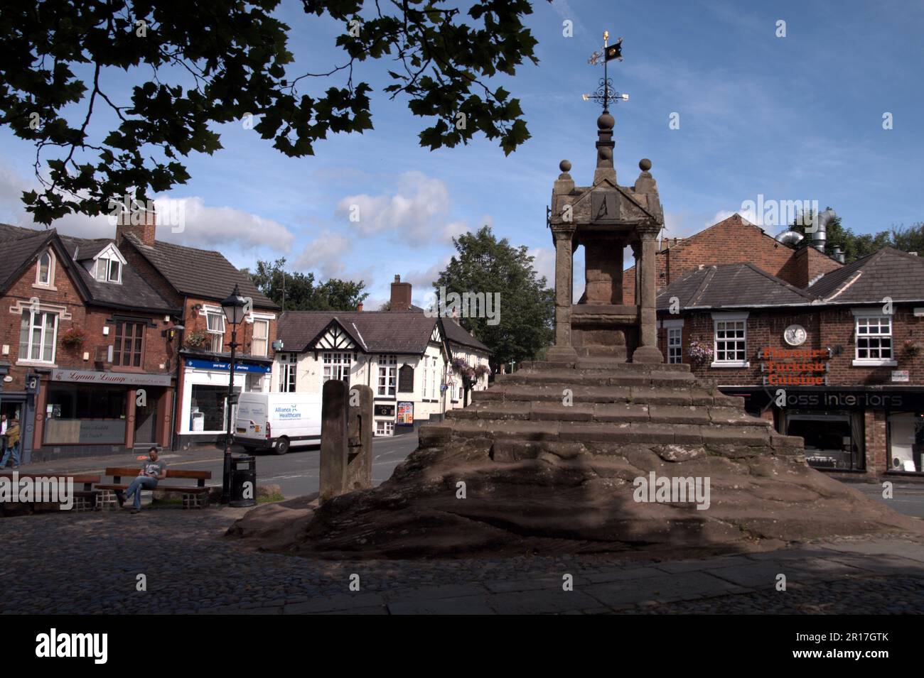 Inghilterra, Cheshire, Lymm: La croce del villaggio e stock. Foto Stock