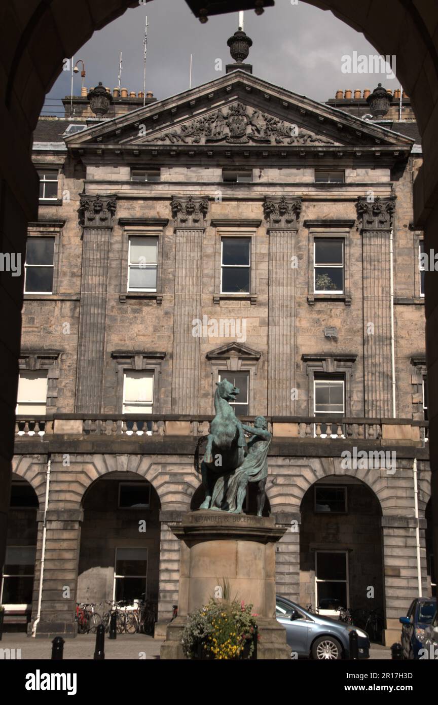 Scozia, Edimburgo: Statua di Alexander che trattiene Bucephalus nel cortile delle camere neo-classiche della città. Foto Stock