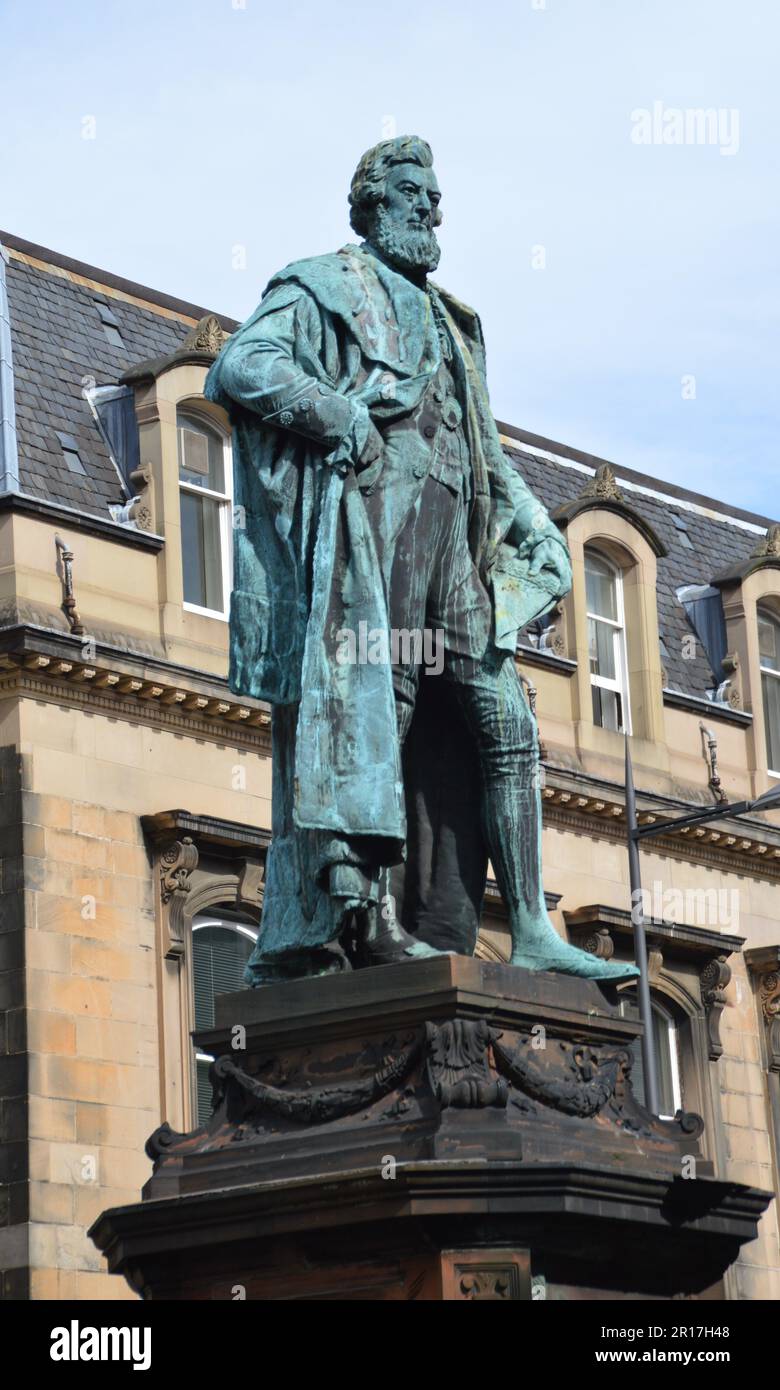 Scozia, Edimburgo: Statua di William Chambers di Glenormiston, Lord Provost della città. Foto Stock