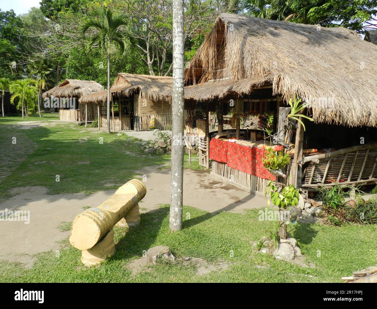 Le Filippine, Angeles: Un gruppo di capanne dal tetto di paglia nel villaggio di Aeta a Nayong Pilipino. Foto Stock