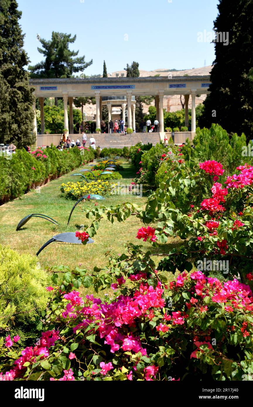 Iran, Shiraz: Tomba del famoso poeta Hafez (1325-89), nato a Shiraz, e probabilmente il poeta più popolare dell'Iran. Un libro delle sue opere raccolte può essere Foto Stock