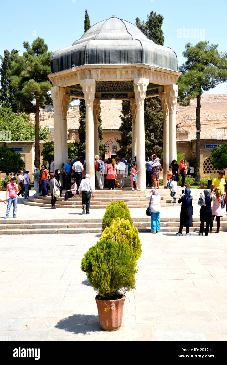 Iran, Shiraz: Tomba del famoso poeta Hafez (1325-89), nato a Shiraz, e probabilmente il poeta più popolare dell'Iran. Un libro delle sue opere raccolte può essere Foto Stock