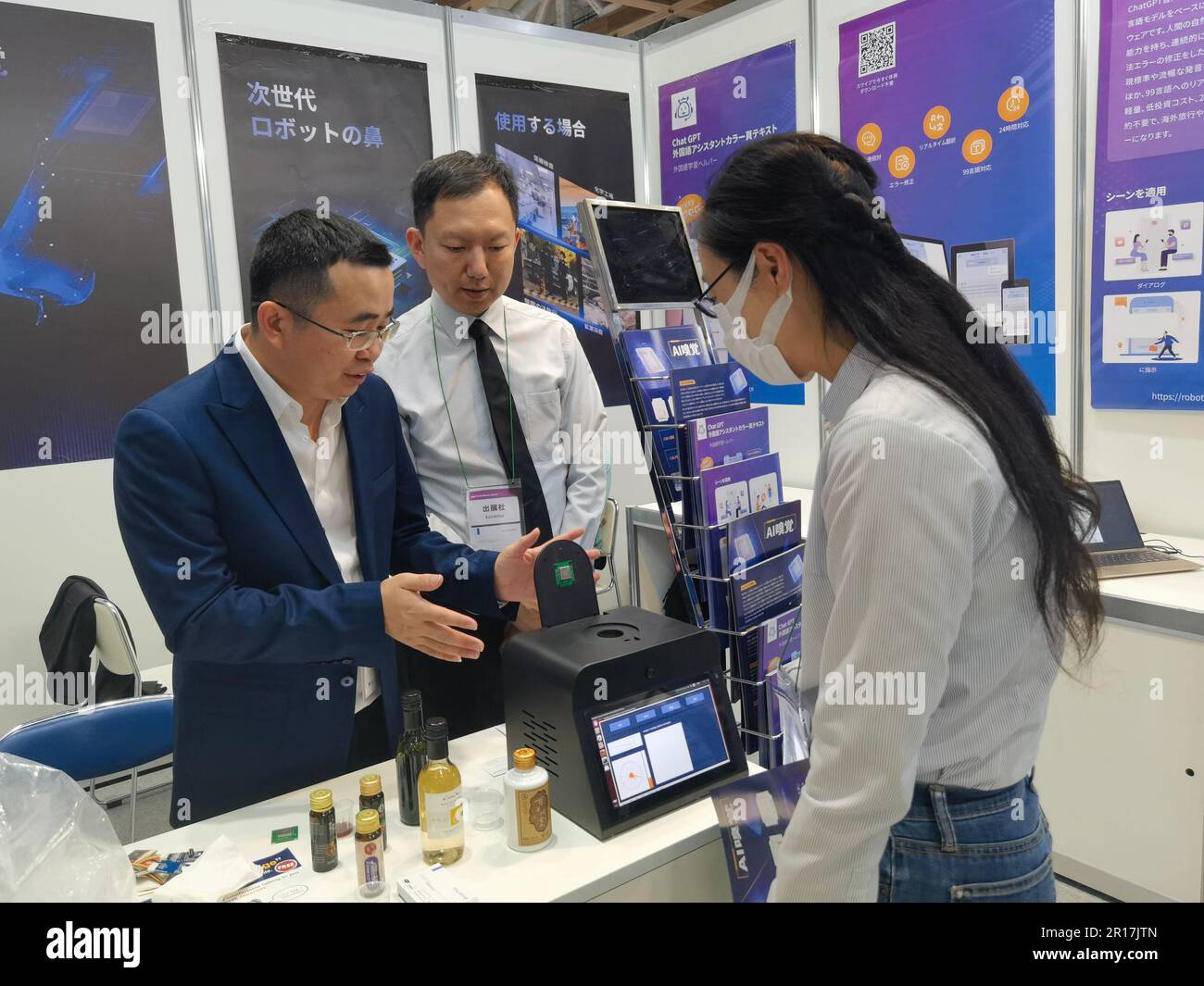 Tokyo, Giappone. 10th maggio, 2023. Un espositore di Shenzhen presenta un naso elettronico alla 7th ai Expo Tokyo Spring a Tokyo, Giappone, 10 maggio 2023. Il 7th ai Expo Tokyo Spring Kicking Off Mercoledì presenta 250 tipi di prodotti e servizi all'avanguardia basati sulla tecnologia dell'intelligenza artificiale (ai) in vari campi, come previsioni della domanda, spedizioni, pesca, sicurezza alimentare, assistenza medica e traduzione automatica.PER ANDARE CON 'Roundup: Ai show a Tokyo esplora i potenziali clienti del credito dell'applicazione ai: Zhong Ya/Xinhua/Alamy Live News Foto Stock