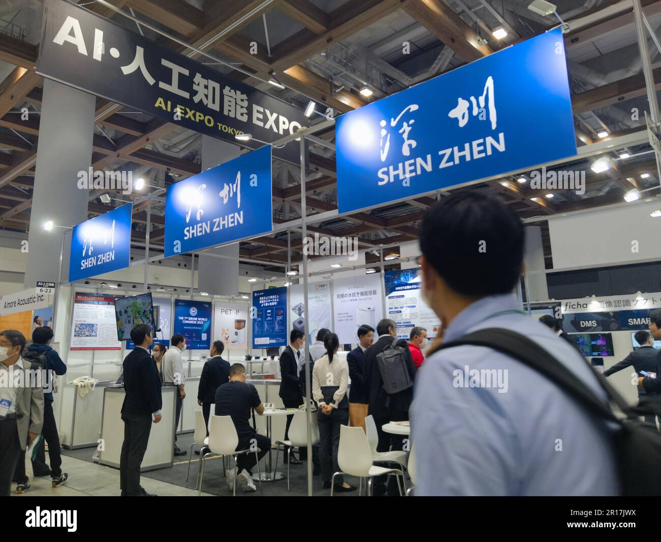 Tokyo, Giappone. 10th maggio, 2023. Le società di intelligenza artificiale di Shenzhen partecipano alla 7th ai Expo Tokyo Spring a Tokyo, Giappone, 10 maggio 2023. Il 7th ai Expo Tokyo Spring Kicking Off Mercoledì presenta 250 tipi di prodotti e servizi all'avanguardia basati sulla tecnologia dell'intelligenza artificiale (ai) in vari campi, come previsioni della domanda, spedizioni, pesca, sicurezza alimentare, assistenza medica e traduzione automatica.PER ANDARE CON 'Roundup: Ai show a Tokyo esplora i potenziali clienti del credito dell'applicazione ai: Zhong Ya/Xinhua/Alamy Live News Foto Stock