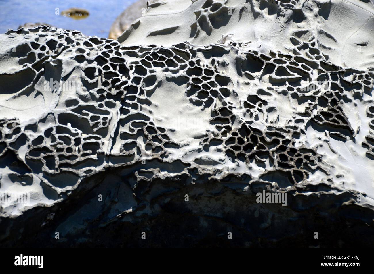 Filippine: L'isola di Biri, al largo della costa nord-occidentale di Samar, è una riserva marina protetta. Modelli fantastici di erosione sulle rocce. Foto Stock