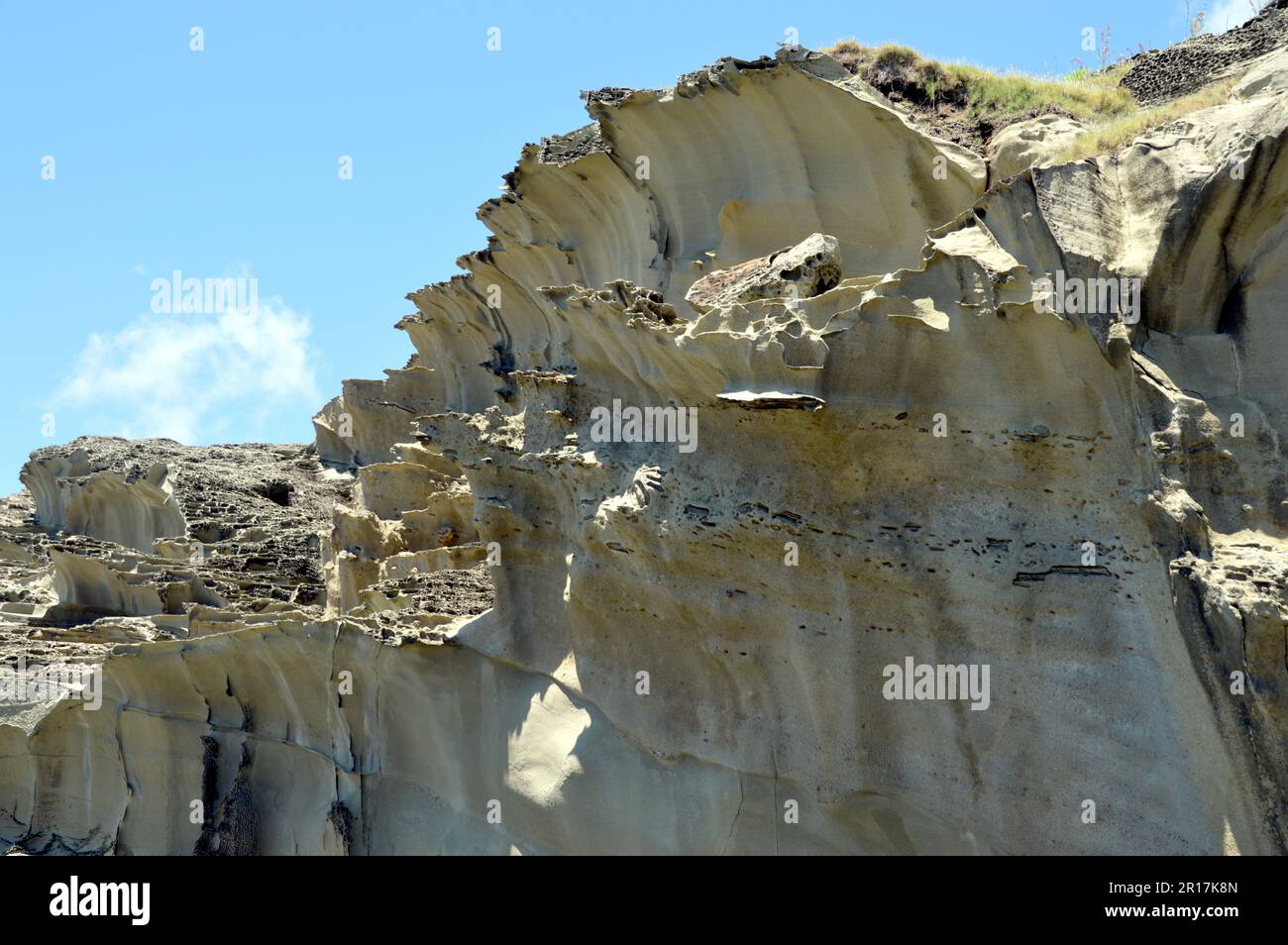 Filippine: L'isola di Biri, al largo della costa nord-occidentale di Samar, è una riserva marina protetta. Alcune delle rocce erose in modo fantastico. Foto Stock