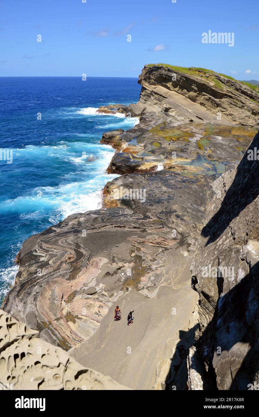 Filippine: L'isola di Biri, al largo della costa nord-occidentale di Samar, è una riserva marina protetta. Alcune delle rocce erose fantasicamente con colorful Foto Stock