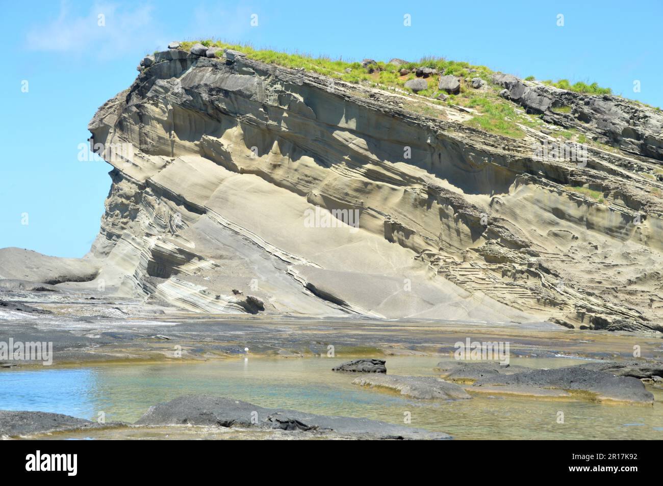 Filippine: L'isola di Biri, al largo della costa nord-occidentale di Samar, è una riserva marina protetta. Alcune delle rocce erose fantasicamente con colorful Foto Stock