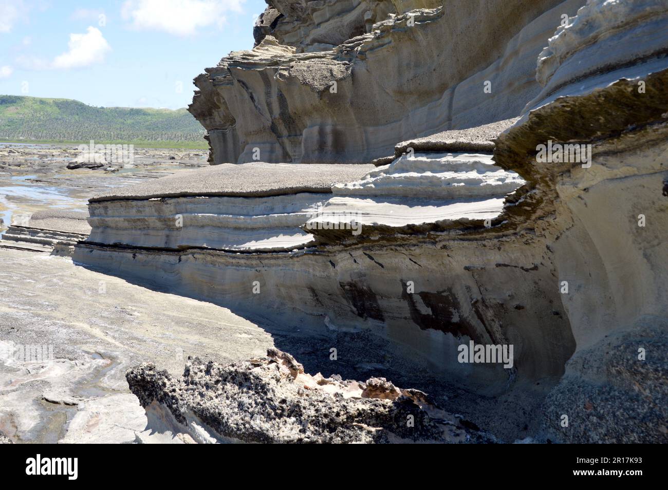 Filippine: L'isola di Biri, al largo della costa nord-occidentale di Samar, è una riserva marina protetta. Alcune delle fantastiche formazioni rocciose erose. Foto Stock