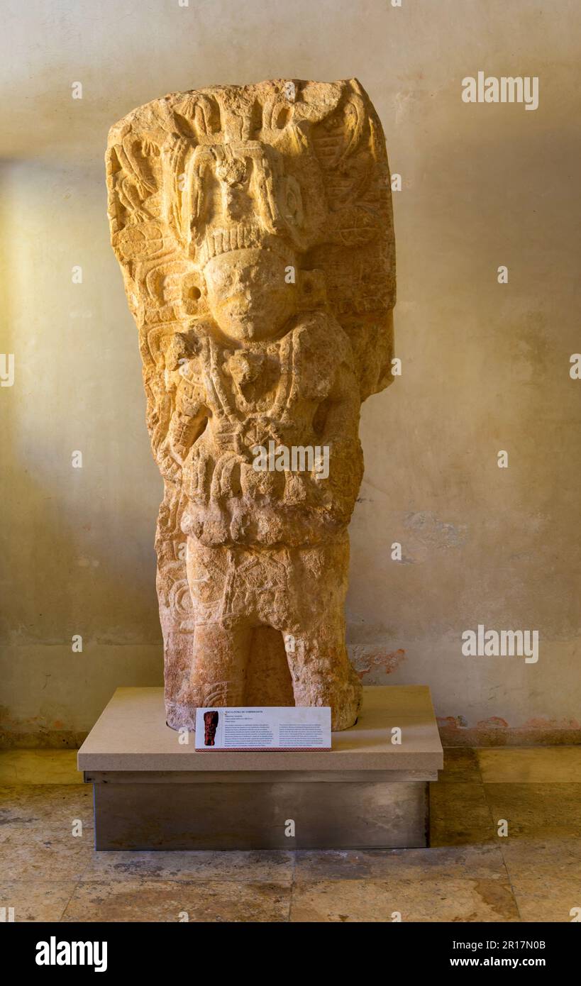 Scultura di pietra calcarea di un sovrano, da Hopelchen, periodo classico, museo archeologico Maya, Fort San Jose, Campeche, Messico Foto Stock