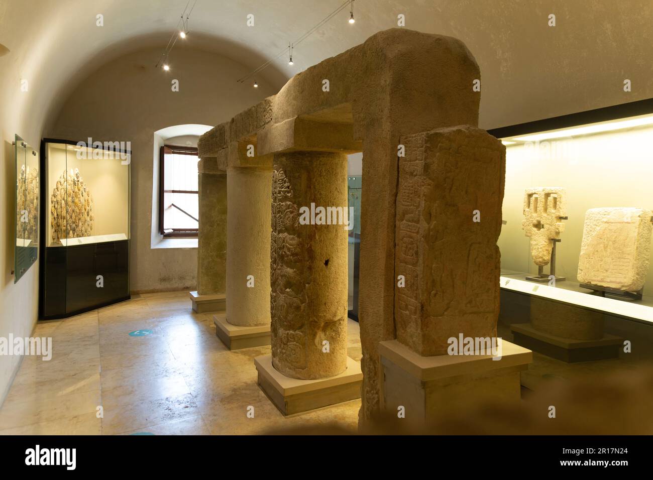 Colonne di pietra cinica inscritte, museo archeologico Maya, Fort San Jose, Campeche, Messico Foto Stock