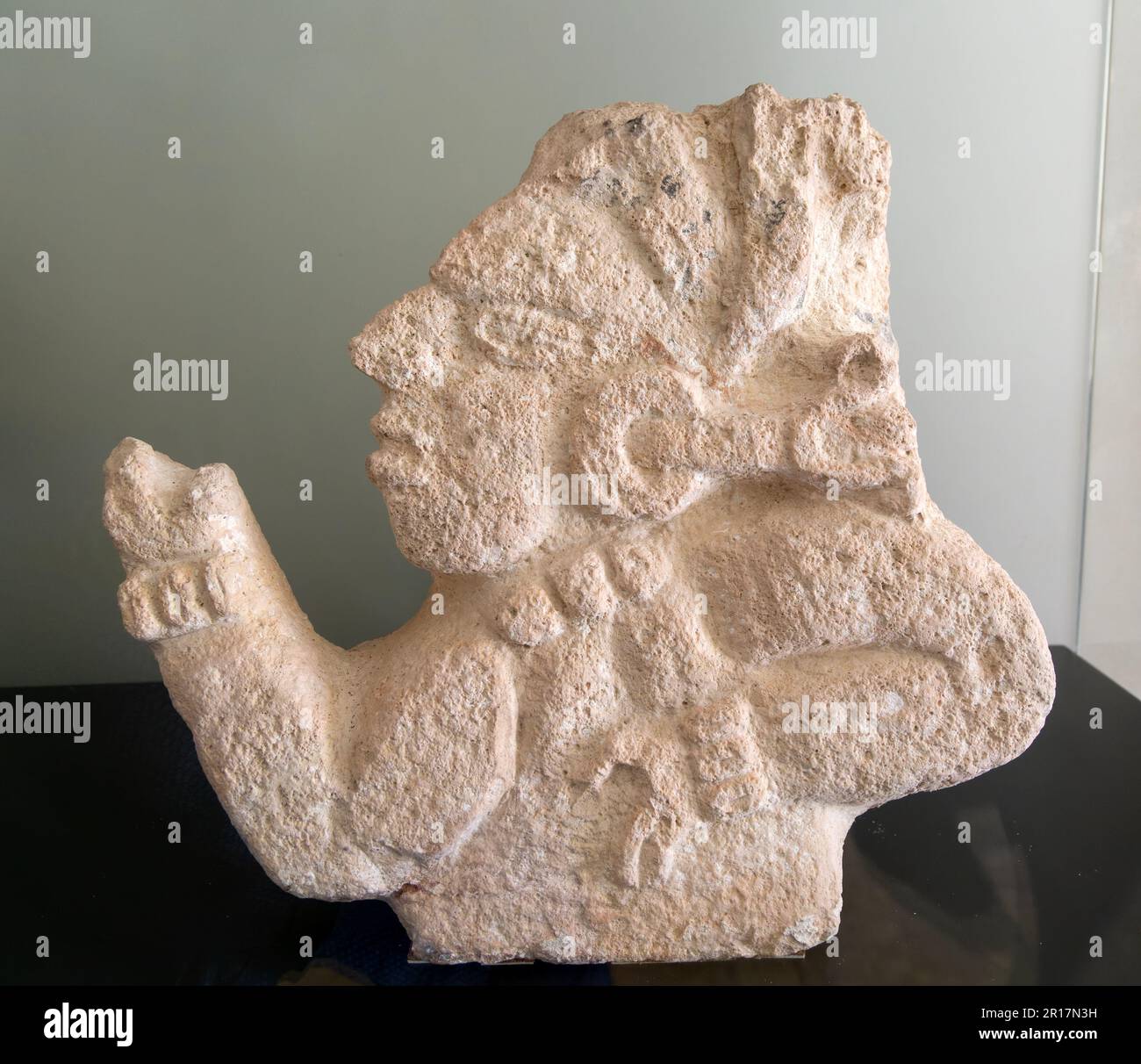 Observer of the Sky figura scolpita in pietra, da Kutza, tardo periodo classico, museo archeologico Maya, Fort San Jose, Campeche, Messico Foto Stock